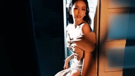 Thanh Thủy aceleyle çekilmiş bir dizi fotoğraf yayınlayarak tasarımcı Đỗ Mạnh Cường'yi bile hayrete düşürdü.