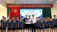 Trung Ha a fourni 20 millions de VND de soutien aux deux équipes participant au tournoi provincial.