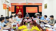 Mme Ly Thi Lan, chef adjointe de la délégation permanente de l'Assemblée nationale de la province de Tuyen Quang, a mené une enquête et travaillé avec la société forestière de Tuyen Quang.