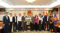 Ketua Komite Rakyat Provinsi Thai Nguyen mengadakan pertemuan kerja dengan Konsulat Jenderal Vietnam di Shanghai, Tiongkok.