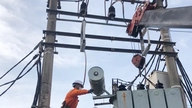 A Lap Thach Power Company substitui 23 transformadores para garantir o fornecimento de energia durante a estação quente.