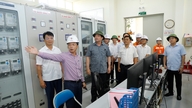 O secretário do Comitê Provincial do Partido de Bac Ninh, Nguyen Hong Thai, inspeciona e orienta a resolução de dificuldades em projetos de investimento.