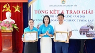 Fagforeningen i Hoi An Tay Ward, Da Nang, uddeler præmier til online fotokonkurrencen.