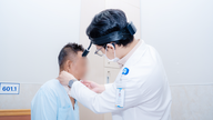 Patient étranger dans un état critique en raison de deux caries non traitées.