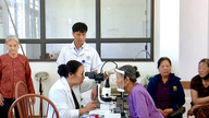 Organização de exames oftalmológicos gratuitos para moradores da comuna de Binh Phu.