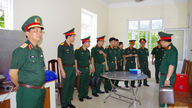 O Comandante da Região Militar 4 inspeciona a defesa local e as atividades militares nas províncias de Ha Tinh e Quang Tri.