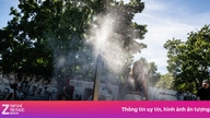 In Europa stijgt de temperatuur boven de 40°C; toeristen springen in de kanalen om aan de hitte te ontsnappen.