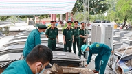 Militærregion 7 inspicerer arbejdet med at indsamle jordiske rester af uidentificerede martyrer på Trang Bom Martyrernes Kirkegård.