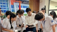 Chuyên gia công nghệ hàng đầu thế giới hướng dẫn học sinh câu lạc bộ Amstronomer sử dụng kính thiên văn điện tử