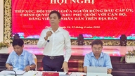 Sekretæren for Phu Quocs særlige økonomiske zone-partikomité, Le Quoc Anh, fører dialog med befolkningen i An Thoi.