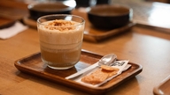 Despite owning an 80m2 storefront to open her cafe, the female owner still lost 3 billion VND.