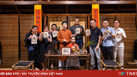 Seguite questi giovani mentre esplorano Hanoi di notte.