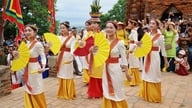 Çam Etnik Kültür Festivali'nde 7 il ve şehirden oyuncular ve sanatçılar bir araya geldi.