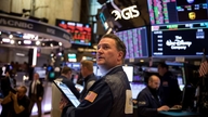 Dow Jones vendte kursen og steg, mens Nasdaq fortsat var under pres fra teknologiaktier.