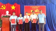 Announcement of the decision to terminate the activities of part-time community-level officials in Dat Moi commune, Ca Mau.