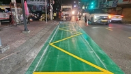 Orașul Ho Și Minh vopsește stațiile de autobuz cu vopsea reflectorizantă.