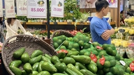 Die als „Königin der Früchte“ bezeichnete Frucht hat Saison und verkauft sich auf dem Markt wie warme Semmeln; Frauen eilen herbei, um sie zu bestellen und ihre Familien damit zu verwöhnen.