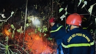 Working through the night to extinguish embers and control forest fires in Hai Binh ward.