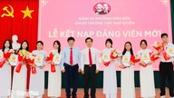 Lapan pelajar cemerlang dari Sekolah Menengah Ngo Quyen telah diterima masuk ke dalam Parti.