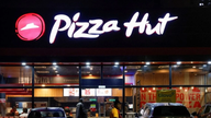 Yum! Brands ha venduto Pizza Hut per 2,7 miliardi di dollari attraverso due operazioni distinte.