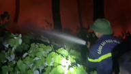Lutte contre l'incendie de forêt sur la colline 74 toute la nuit.