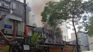 Hanoï : Un restaurant de la rue Doi Can a pris feu, détruisant une grande partie du matériel et des denrées alimentaires.