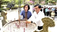 Delegasi dari Jawatankuasa Barisan Tanah Air Vietnam Bandar Hanoi memberi penghormatan kepada para martir yang heroik dan individu yang berjasa di Quang Tri.
