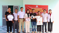 Remise de logements humanitaires aux ménages défavorisés de la commune de Cong Hai.