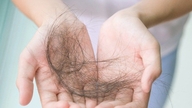 3 tips untuk mengurangi kerontokan rambut saat menopause.