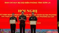 Militærlægen i grøn uniform sår håb ved grænsen mellem Vietnam og Laos.