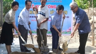 Het bouwen van "Grote Solidariteit"-huizen voor zeer kansarme gezinnen in Kim Tra.