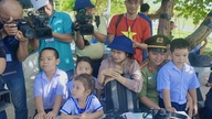 นักข่าวหญิงจากเมืองไฮฟอง กล้าเผชิญกับคลื่นลมแรงเพื่อเขียนเรื่องราวเกี่ยวกับเกาะและท้องทะเล