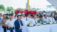 Provinspartiets sekreterare Luong Nguyen Minh Triet deltog i den första spadtagen för Trung Nguyen Legend Coffee Factory.
