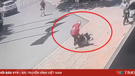 Policie vyšetřuje případ ženy, která tvrdí, že ji řidič dodávky chytil za vlasy a táhl ji halou budovy v Hanoji.