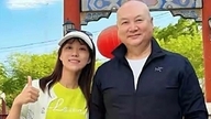 Die Frau eines wohlhabenden Geschäftsmannes ist gerade verstorben, und der Schauspieler Chi Chongshui, bekannt für seine Rolle als Tang-Mönch, ist in einen Skandal um eine junge Frau verwickelt.