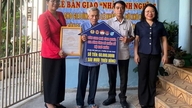 Menyerahkan sebuah rumah kesyukuran kepada keluarga yang kurang bernasib baik untuk menyembah Ibu Vietnam yang Berani.