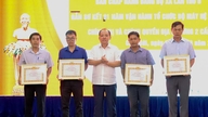 Nguyen Thanh Phong, Wakil Ketua Tetap Komite Rakyat Provinsi An Giang, menghadiri rapat Komite Partai Komune Cho Moi.