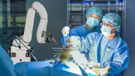 Vietnams erster KI-gesteuerter Roboter hilft bei der Rekonstruktion komplexer, deformierter Kniegelenke.