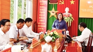 Mevrouw Ho Thi Hoang Yen, plaatsvervangend secretaris van het provinciale partijcomité, inspecteerde de uitvoering en verspreiding van de resolutie bij het partijcomité van de wijk Duyen Hai.