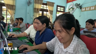 Da Nang: Tjänstemän och lärare vandrar genom skogar och bäckar för att delta i AI-lektioner.