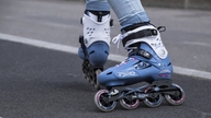 Zwölfjährige bricht sich beim Rollschuhlaufen beide Unterschenkelknochen; Ärzte warnen vor Verletzungsrisiken im Sommer.
