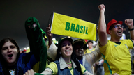 セレソンが決勝トーナメントに進出。ブラジルのファンは試合開始時間を心待ちにしている。