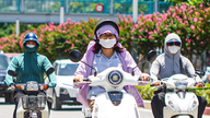 Matahari terik sekali, menyukarkan orang ramai di Hanoi untuk keluar.
