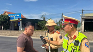 Polisi lalu lintas di provinsi Quang Tri mengatur lalu lintas di tengah suhu 40°C.