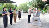 Bývalý člen Ústředního výboru Komunistické strany Vietnamu a bývalý místopředseda Národního shromáždění Nguyen Duc Hai obětoval kadidlo v chrámu prezidenta Ho Či Mina.