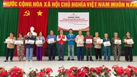 Stowarzyszenie Czerwonego Krzyża w Ho Chi Minh podarowało 110 paczek z upominkami mieszkańcom specjalnej strefy Con Dao.