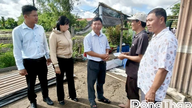 I leader della comune di Long Binh hanno fatto visita alle famiglie colpite dalle tempeste e dai forti venti, portando loro dei doni.