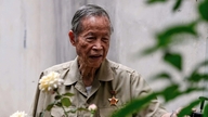 Maklumat mengenai pengebumian Kolonel La Van Cau, wira yang memberi tabik hormat dengan tangan kirinya.