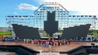 Pódium ve tvaru Y pro koncert mládeže, pohled shora.