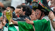 メキシコで、暴走した車が勝利を祝う群衆に突っ込み、17人が負傷した。
